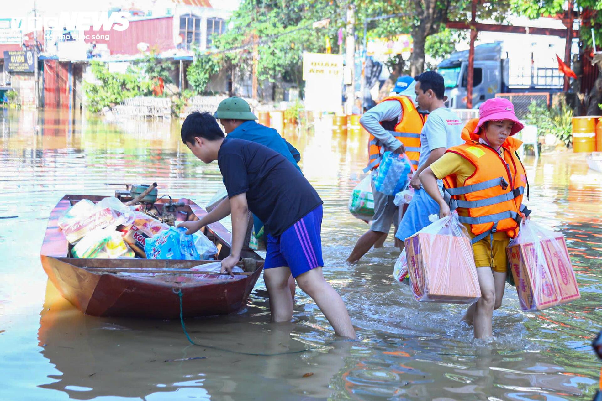 Công an Hà Nội dùng xe đặc chủng sơ tán hơn 11.000 người dân vùng ngoại thành- Ảnh 9.