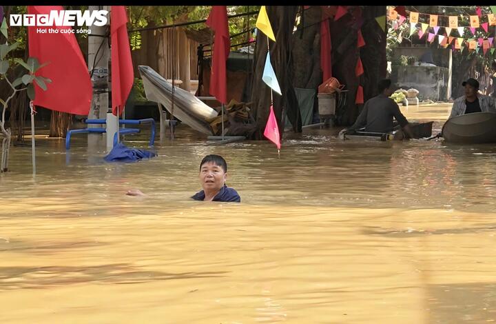 Làng cổ Thổ Hà chìm trong biển nước, hơn 8.000 người dân bị cô lập- Ảnh 3.