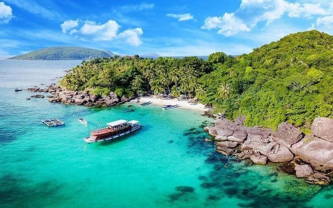 1 nơi ở Việt Nam được tạp chí Mỹ đánh giá đẹp hơn cả Maldives và Bali: Tổng thu du lịch hơn 30.000 tỷ đồng, biển xanh như ngọc khiến khách Tây mê tít- Ảnh 1.