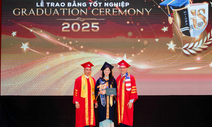 Bỏ nghề tiếp viên hàng không, mẹ một con thành thủ khoa đại học- Ảnh 1.