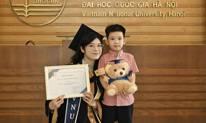 Bỏ nghề tiếp viên hàng không, mẹ một con thành thủ khoa đại học- Ảnh 3.