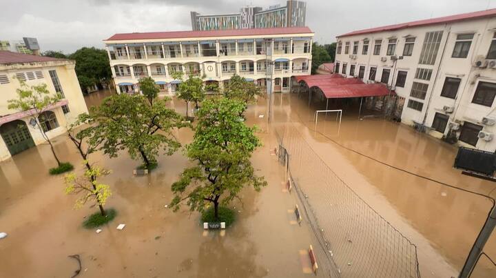 Trường ở Hà Nội cho học sinh học online suốt 10 ngày vì ngập- Ảnh 1.