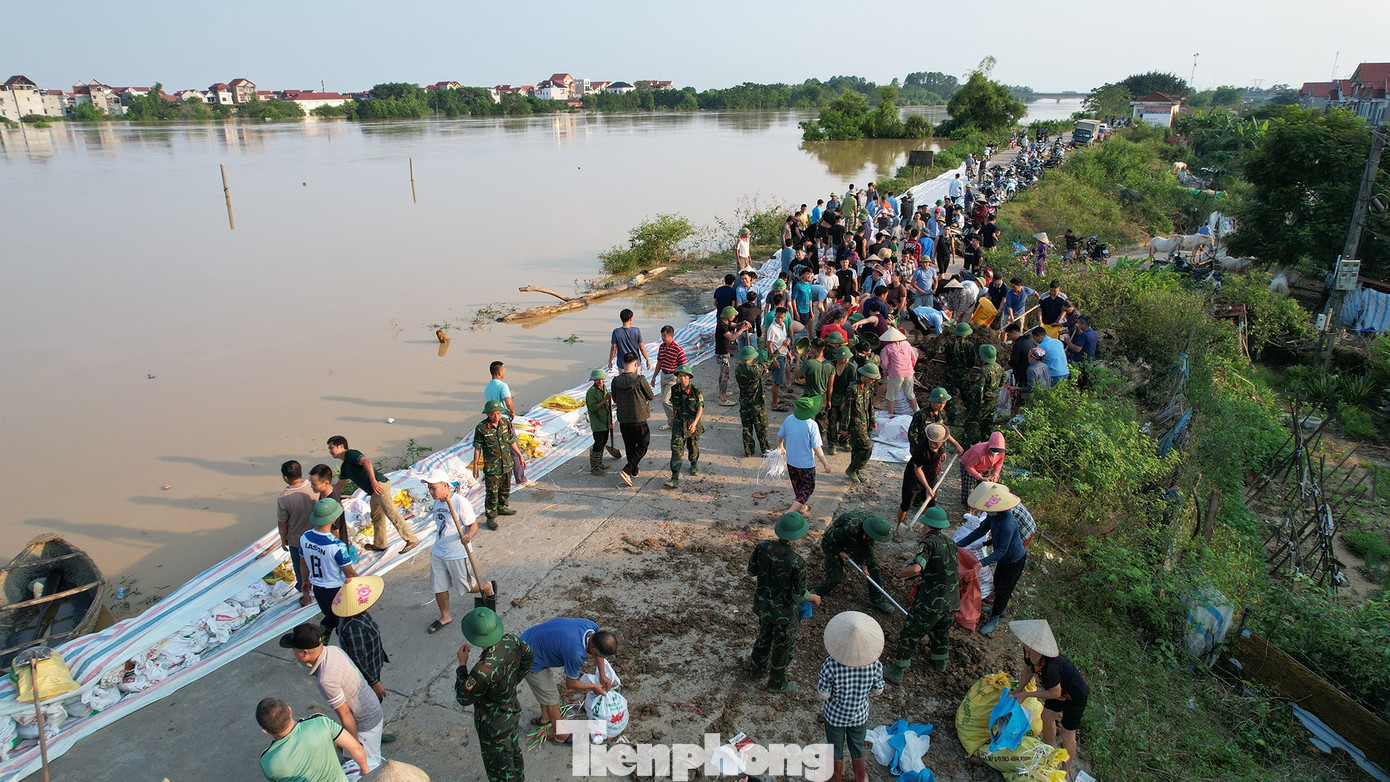 Nước sông Cầu rút, hàng chục nghìn dân Hà Nội thở phào- Ảnh 1.