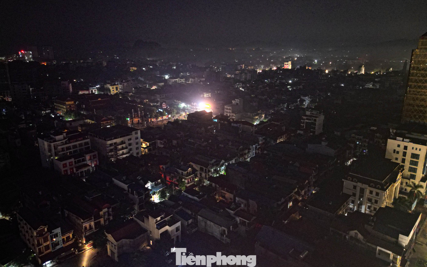 Hơn 100 giờ không điện nước, người Thái Nguyên vật lộn giữa bùn lũ và 'trăm bề thiếu thốn'- Ảnh 1.