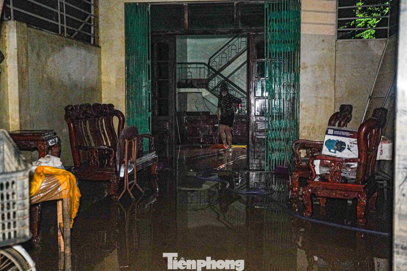 Hơn 100 giờ không điện nước, người Thái Nguyên vật lộn giữa bùn lũ và 'trăm bề thiếu thốn'- Ảnh 5.