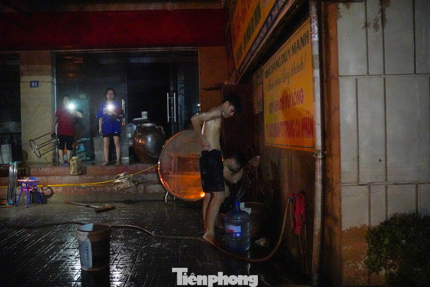 Hơn 100 giờ không điện nước, người Thái Nguyên vật lộn giữa bùn lũ và 'trăm bề thiếu thốn'- Ảnh 14.