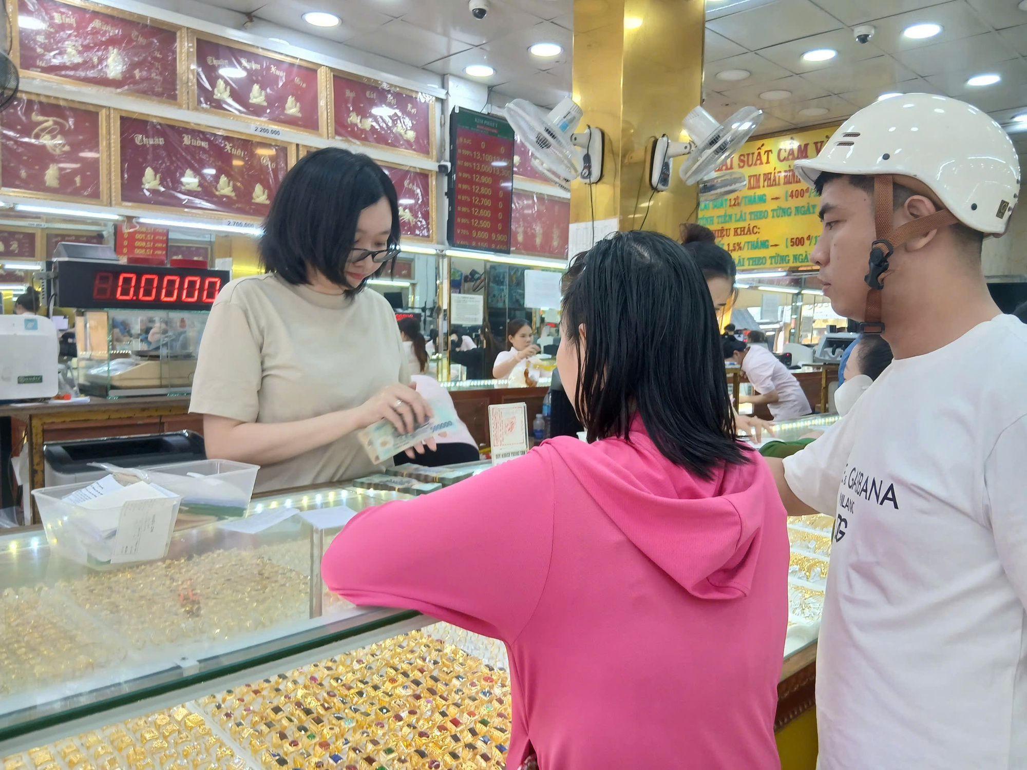 Lúng túng với quy định mới khi mua bán vàng từ 10-10- Ảnh 1.