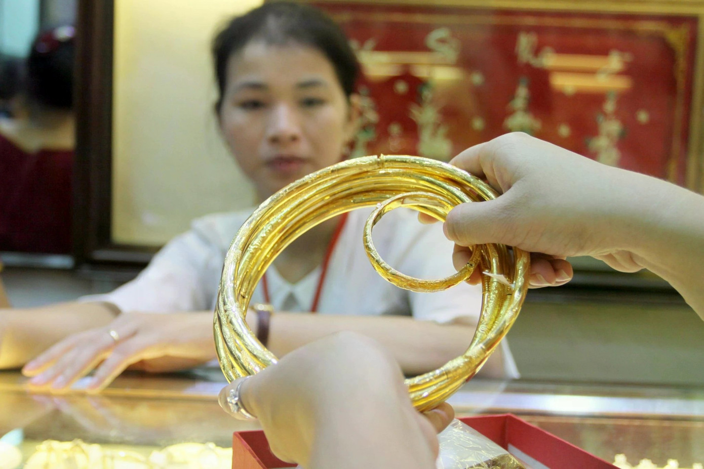 Hôm nay mua bán vàng theo quy định mới- Ảnh 1.