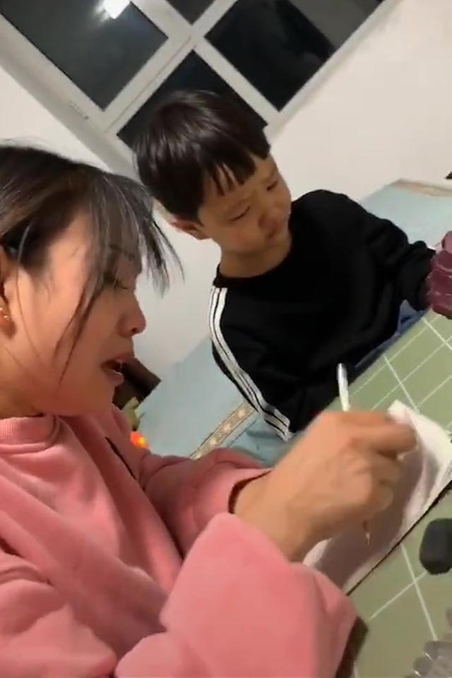 Cậu bé làm phép tính "11-4=7" bị gạch sai, mẹ lên kiện cô giáo thì nhận về cái kết đắng: "Cả lớp này mỗi con chị sai thôi"- Ảnh 1.