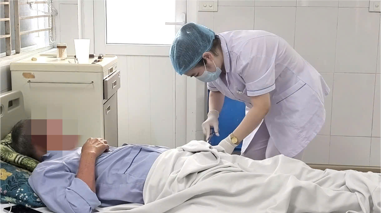 Mưa bão, lũ lụt: Cảnh báo sốt xuất huyết nặng gia tăng, nhiều ca đã nhập viện sốc nguy kịch- Ảnh 3.