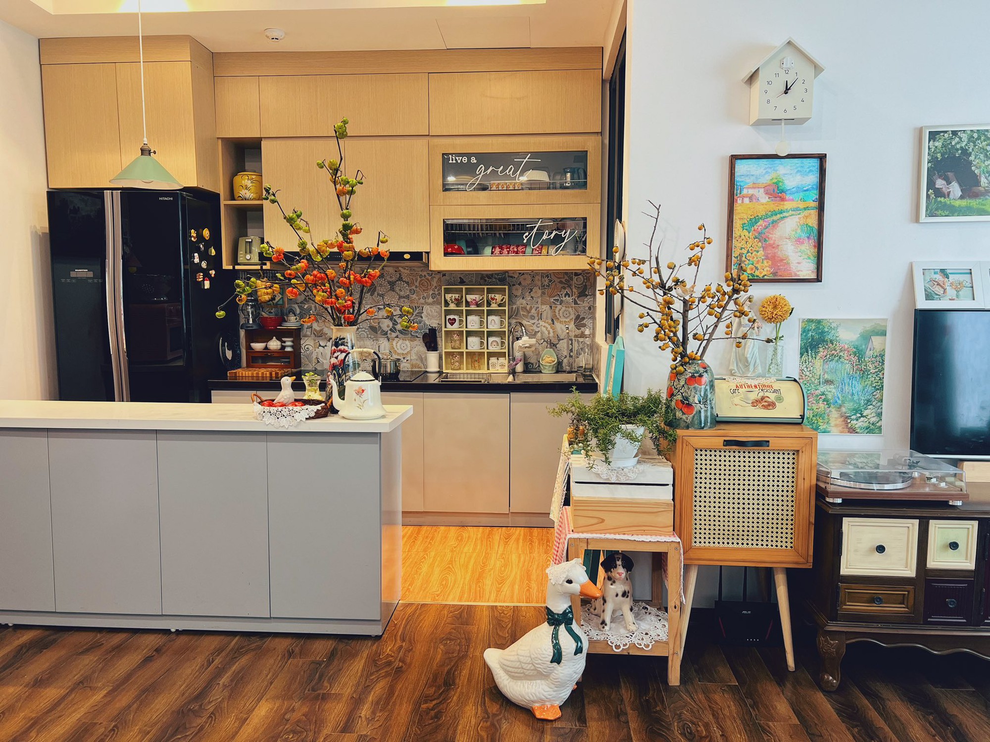 Căn bếp 6m&sup2; trong chung cư 70m&sup2; của mẹ 8X ở H&agrave; Nội: Nhỏ th&ocirc;i nhưng khiến ai cũng muốn dọn nh&agrave; v&agrave; nấu ăn ngay lập tức- Ảnh 1.