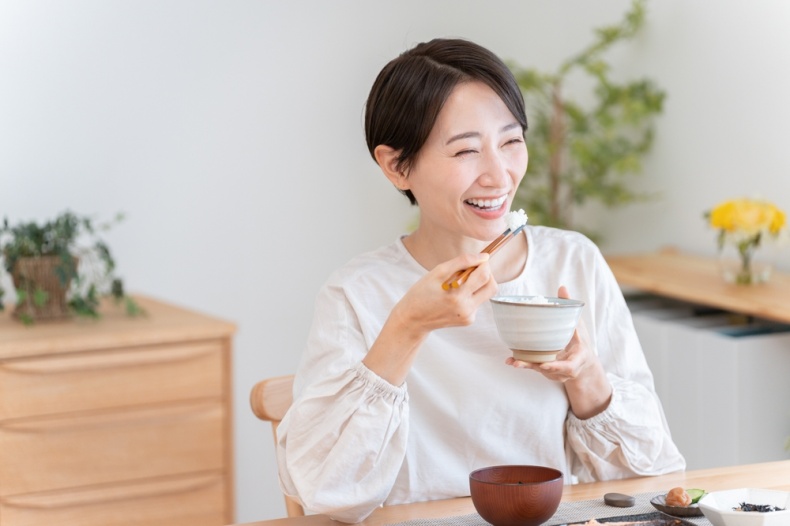 5 thói quen ăn uống xấu khiến bạn già nua và 2 mẹo giúp bổ sung dinh dưỡng cho cơ thể tràn đầy sức sống- Ảnh 1.