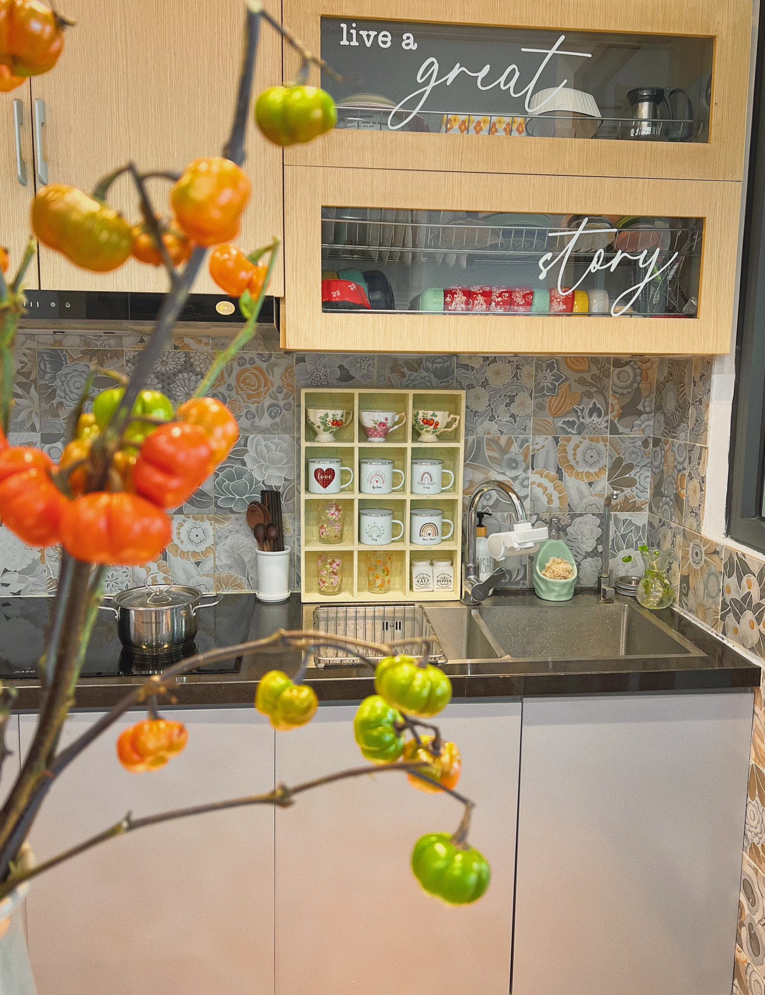 Căn bếp 6m&sup2; trong chung cư 70m&sup2; của mẹ 8X ở H&agrave; Nội: Nhỏ th&ocirc;i nhưng khiến ai cũng muốn dọn nh&agrave; v&agrave; nấu ăn ngay lập tức- Ảnh 2.