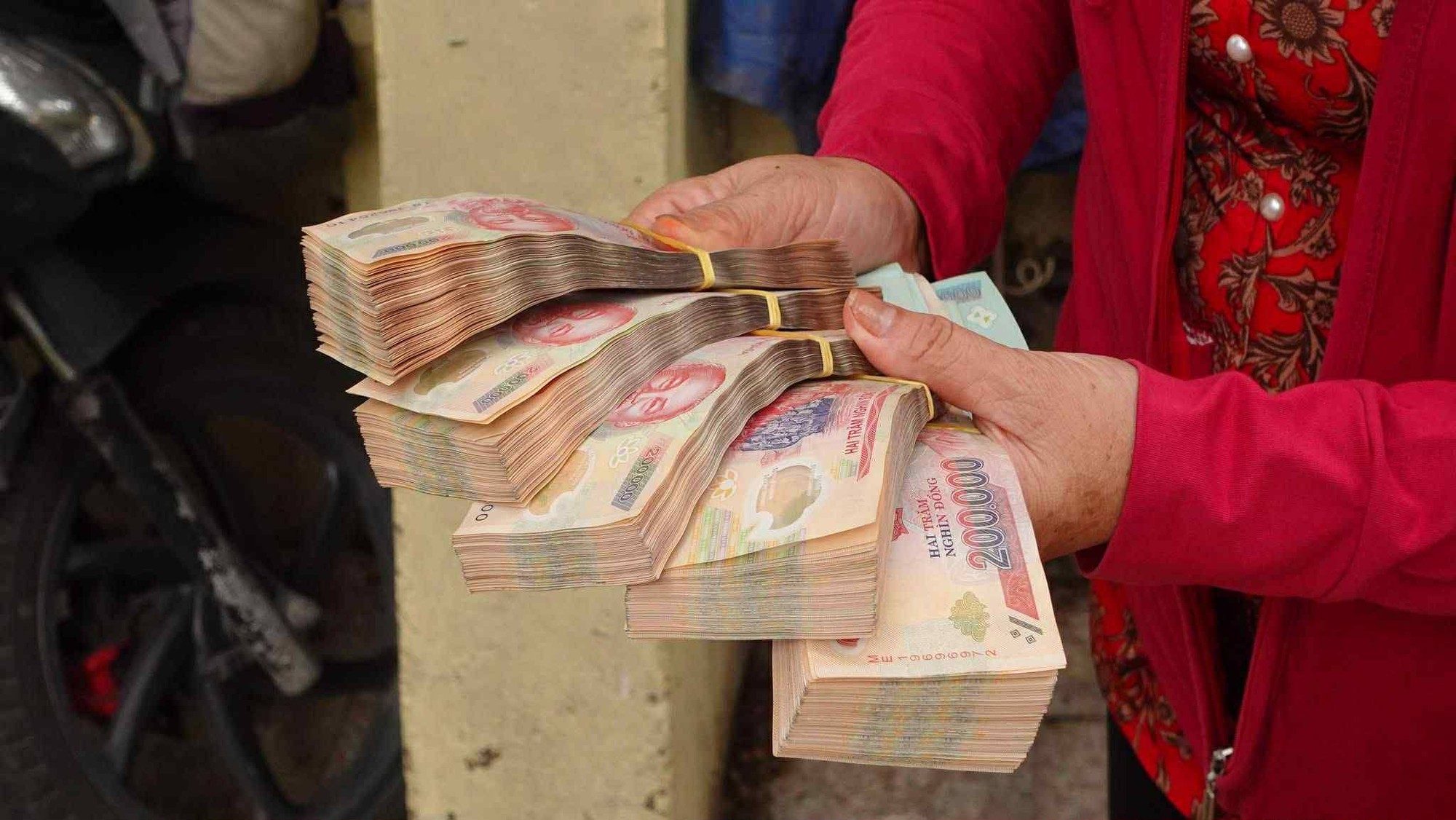 Người đàn ông ở TP.HCM trúng số đưa 100 triệu cho bếp cơm từ thiện: “Đừng nói tên, hết tiền thì nói