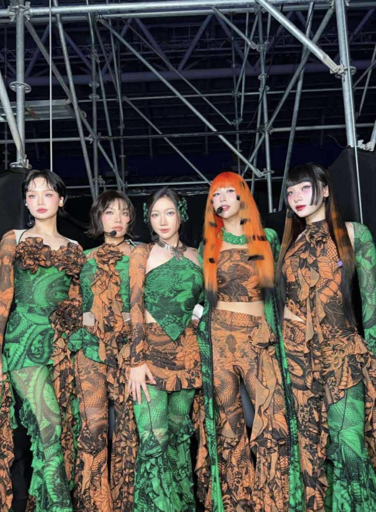 Concert Em Xinh Say Hi ở Mỹ Đình: Miu Lê đứng im như tượng, mãi mới chịu hát- Ảnh 5.