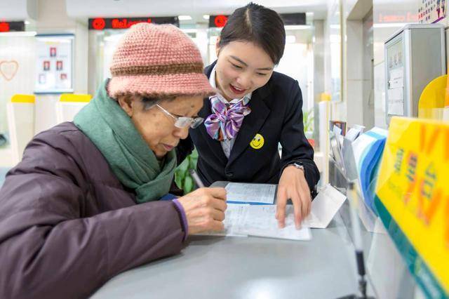 Người già có tiền gửi trong ngân hàng tuyệt đối đừng quên 5 điều này, rủi ro khôn lường- Ảnh 2.