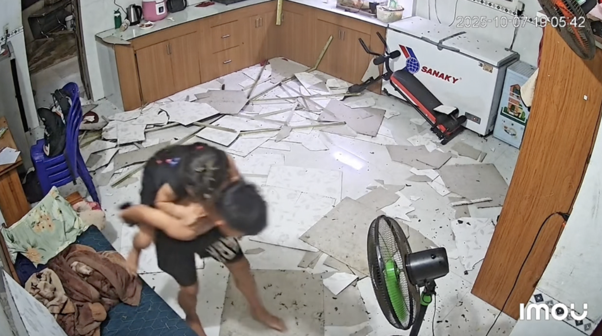 [Clip] Trần nh&agrave; đổ sập, 2 h&agrave;nh động th&ocirc;ng minh của cậu b&eacute; l&agrave;m 8,6 triệu người xin "nhận một lạy"- Ảnh 2.