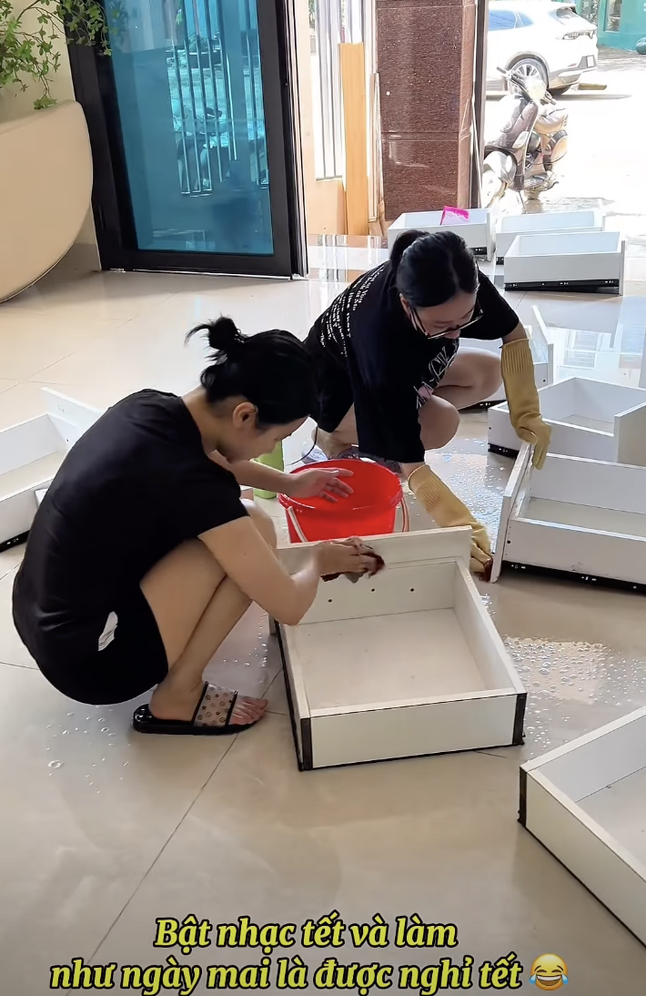 100k - 300k/ tiếng dọn nhà sau lũ: Thương ông bà, không ai chê giá... chỉ sợ không ai đến giúp- Ảnh 6.