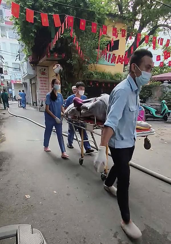 Vụ cháy 5 người tử vong ở Hà Nội: Hàng xóm nghe tiếng kêu cứu mà không làm được gì- Ảnh 1.