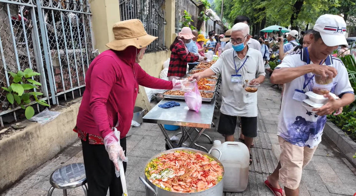Người đàn ông ở TP.HCM trúng số đưa 100 triệu cho bếp cơm từ thiện: “Đừng nói tên, hết tiền thì nói