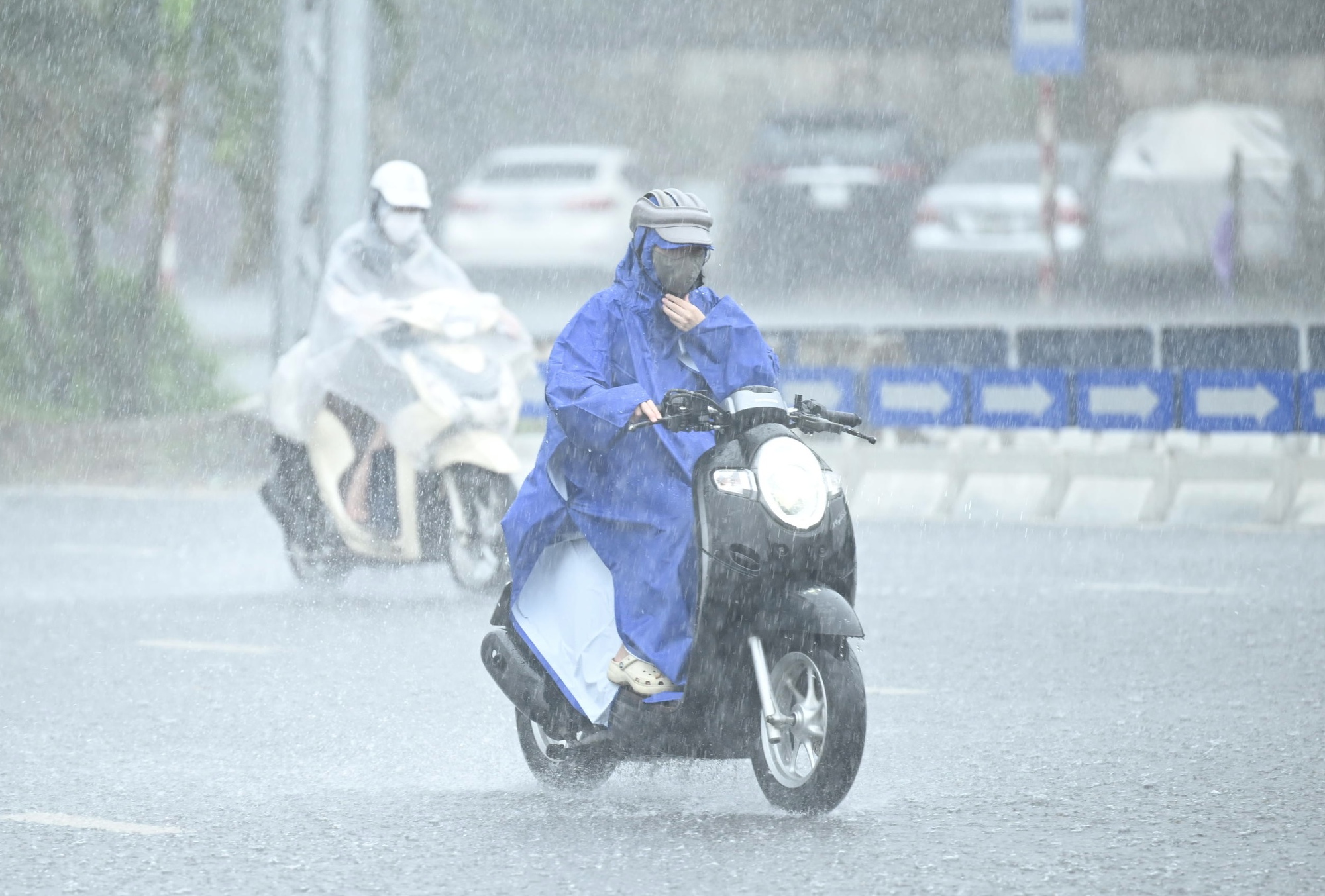 Hà Nội tiếp tục mưa lớn, hơn 1000 cú sét đánh xuống trong 1 giờ đồng hồ- Ảnh 2.