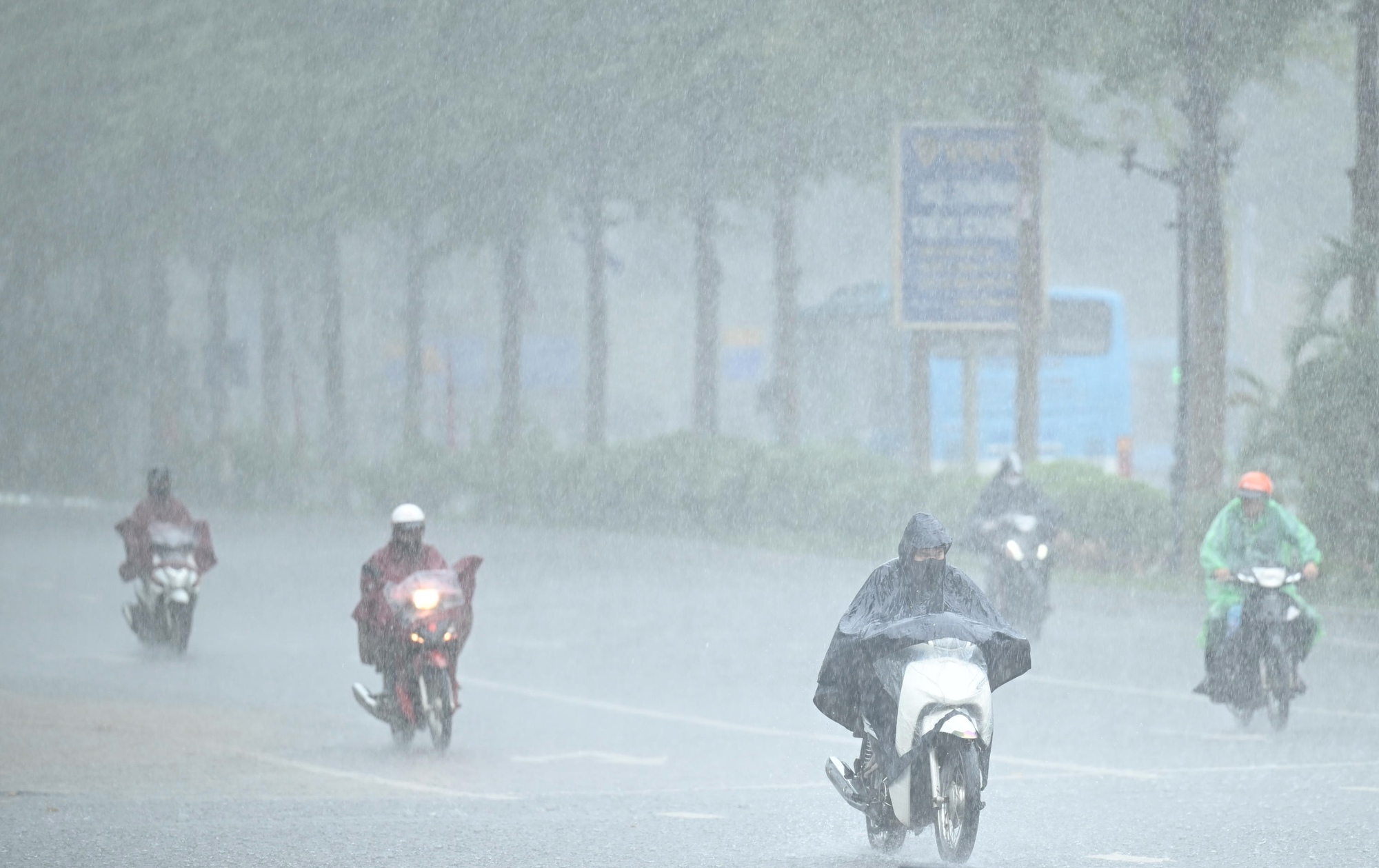 Hà Nội tiếp tục mưa lớn, hơn 1000 cú sét đánh xuống trong 1 giờ đồng hồ- Ảnh 3.