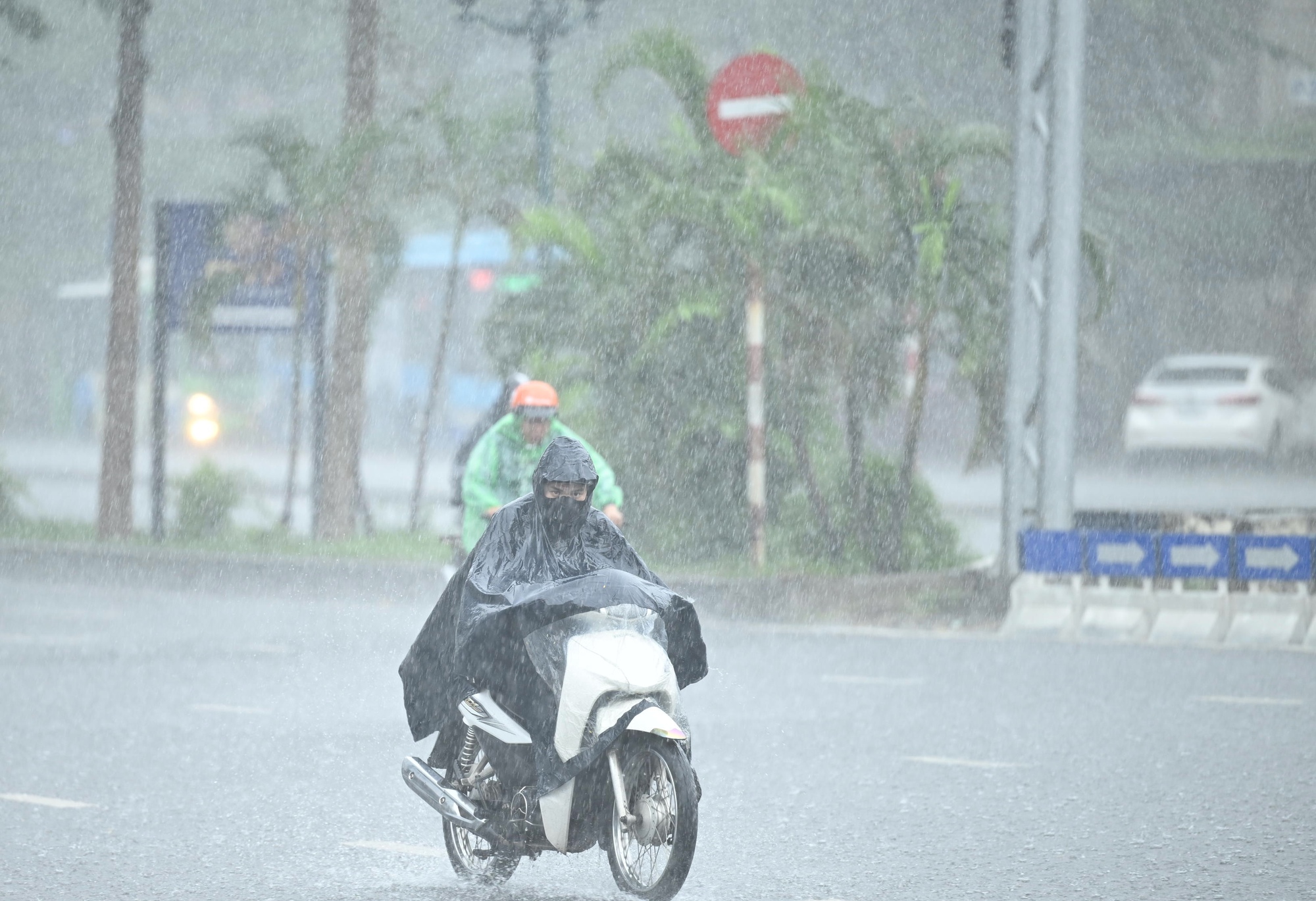 Hà Nội tiếp tục mưa lớn, hơn 1000 cú sét đánh xuống trong 1 giờ đồng hồ- Ảnh 4.