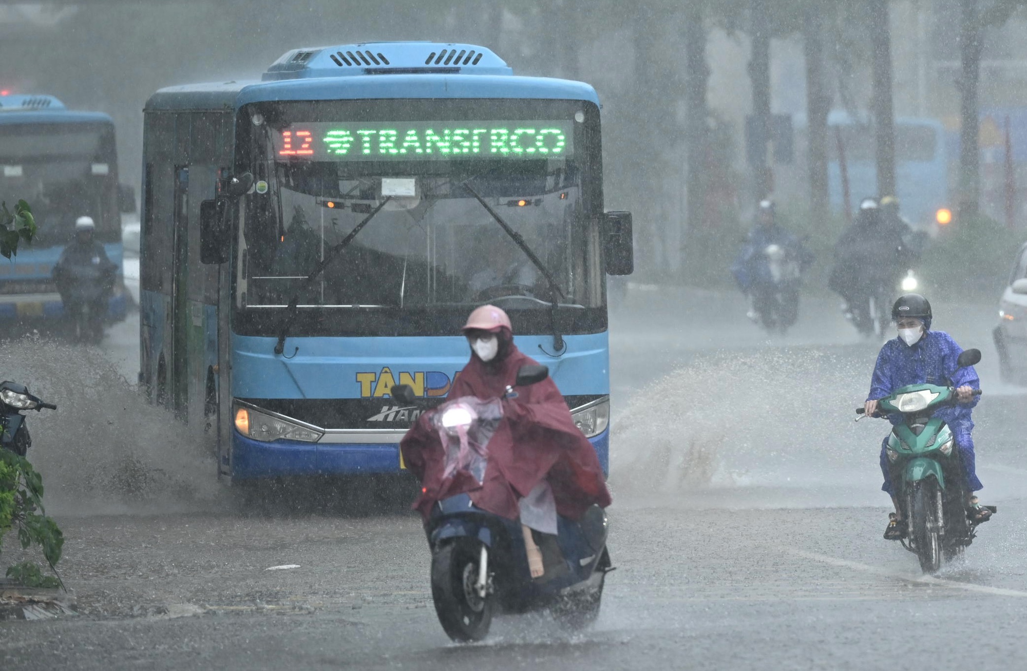 Hà Nội tiếp tục mưa lớn, hơn 1000 cú sét đánh xuống trong 1 giờ đồng hồ- Ảnh 5.