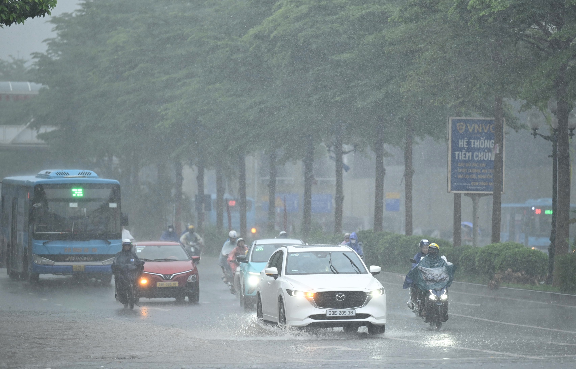 Hà Nội tiếp tục mưa lớn, hơn 1000 cú sét đánh xuống trong 1 giờ đồng hồ- Ảnh 10.