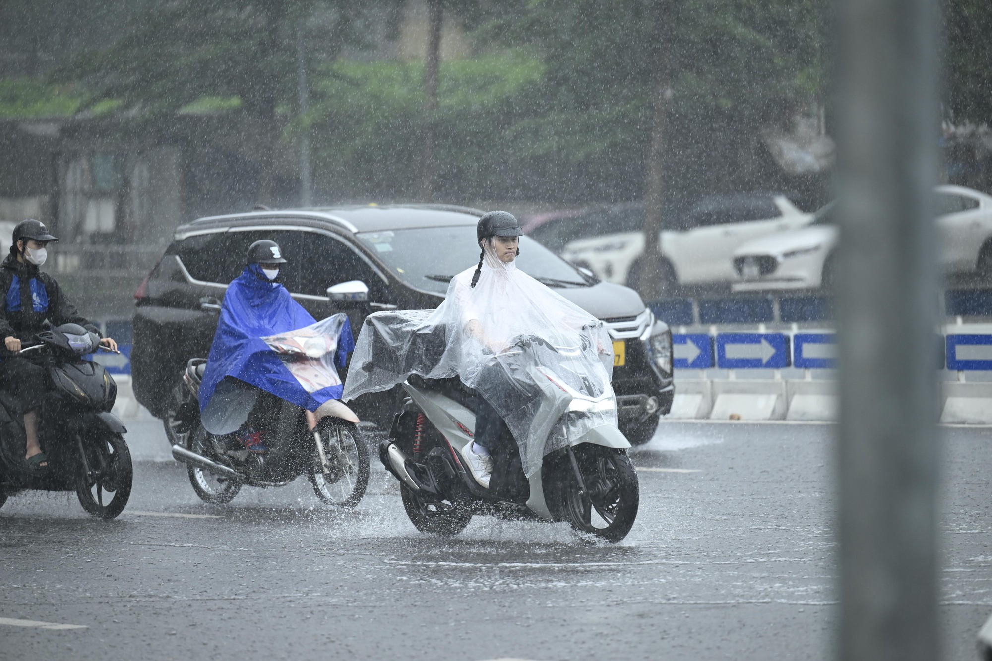 Hà Nội tiếp tục mưa lớn, hơn 1000 cú sét đánh xuống trong 1 giờ đồng hồ- Ảnh 9.