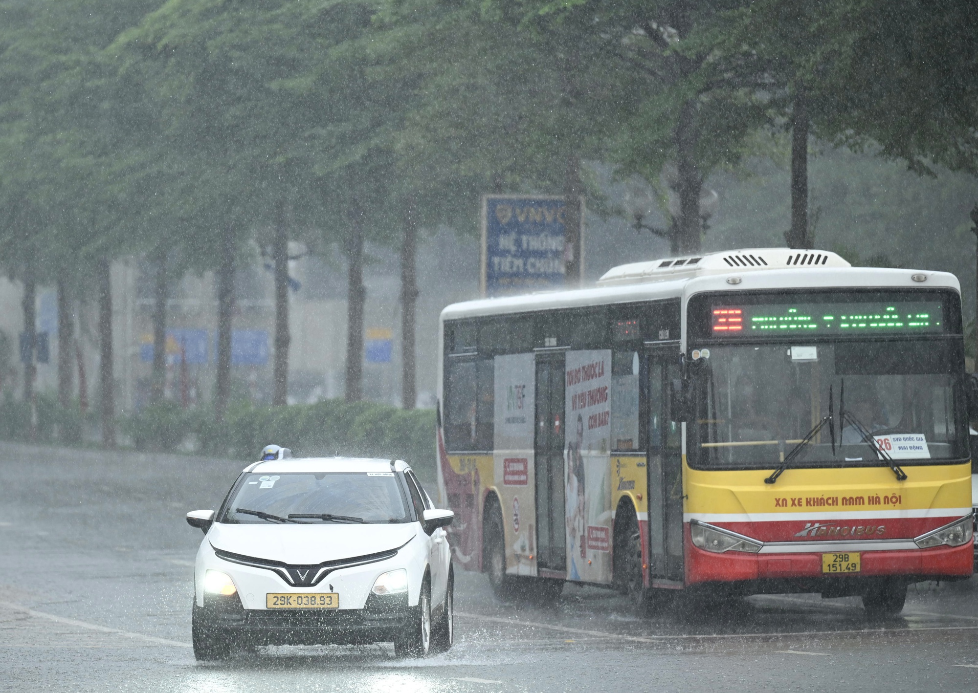 Hà Nội tiếp tục mưa lớn, hơn 1000 cú sét đánh xuống trong 1 giờ đồng hồ- Ảnh 7.