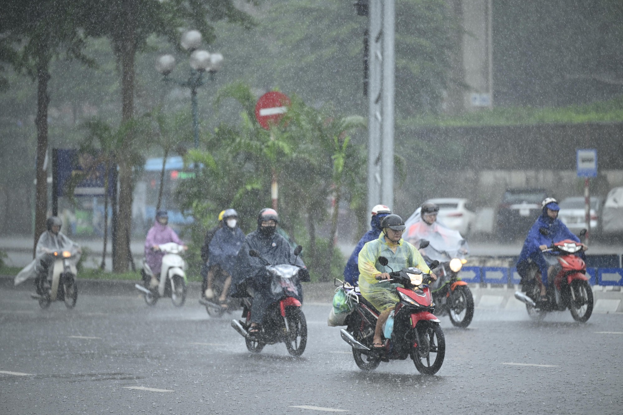 Hà Nội tiếp tục mưa lớn, hơn 1000 cú sét đánh xuống trong 1 giờ đồng hồ- Ảnh 6.