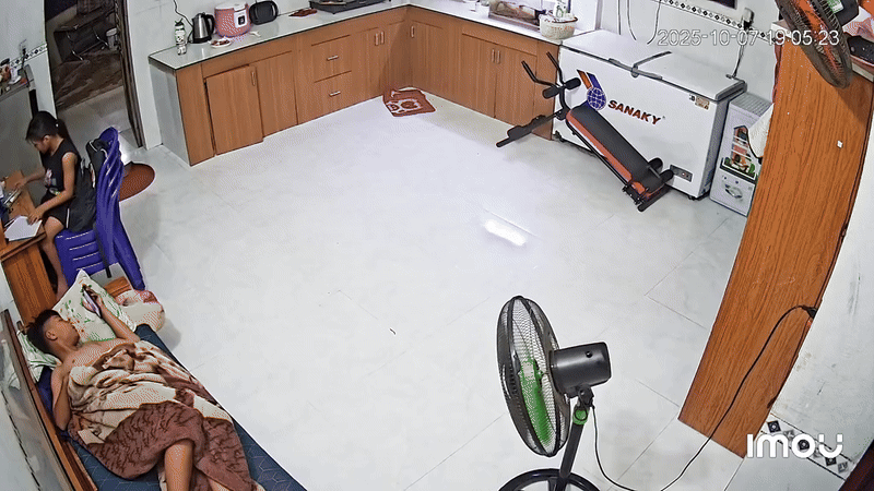 [Clip] Trần nh&agrave; đổ sập, 2 h&agrave;nh động th&ocirc;ng minh của cậu b&eacute; l&agrave;m 8,6 triệu người xin "nhận một lạy"- Ảnh 1.