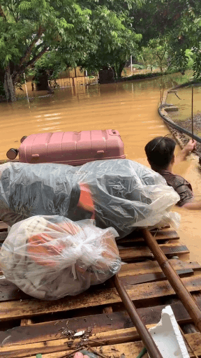 [CLIP] Bố bơi ngược bão lũ để con kịp ra sân bay đi du học: 20% sức lực còn lại của bố, phải đổi lấy 200% thành công!- Ảnh 1.