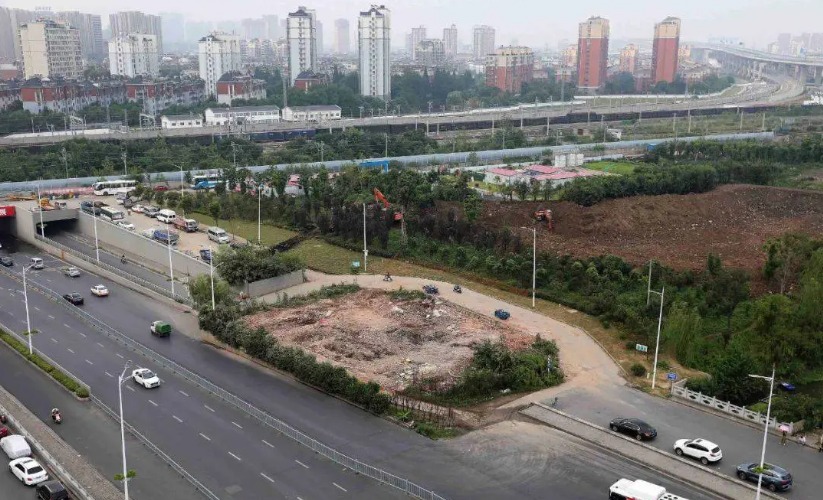 7 năm giữ “ốc đảo cũ kỹ” giữa biển bê tông, người đàn ông tuyên bố: 8 tỷ là giá đền bù cũ, giờ phải 10 tỷ- Ảnh 1.