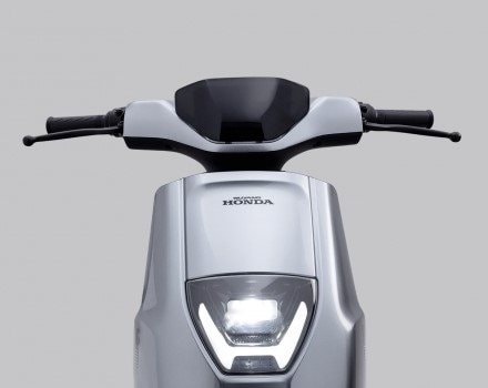 Honda chính thức ra mắt ‘xe máy điện quốc dân’ mới: thiết kế nhỏ gọn, đi 100 km sau một lần sạc đầy mà giá chỉ hơn 10 triệu đồng- Ảnh 1.