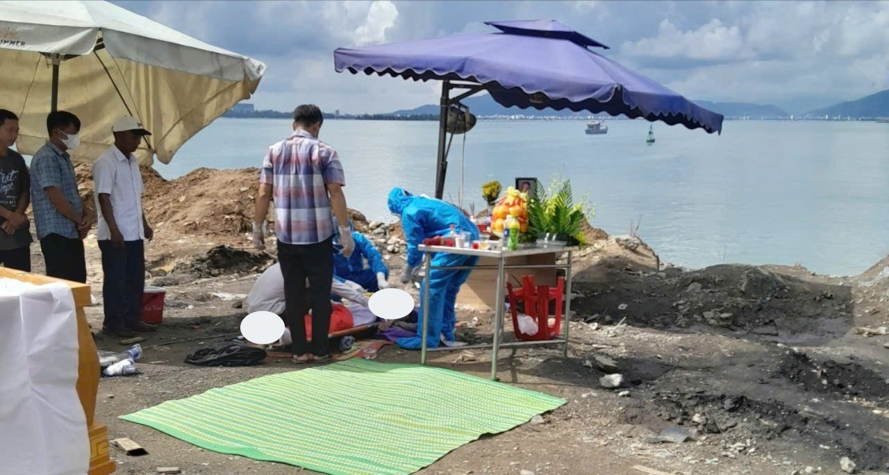 Khoảnh khắc xe tải rơi xuống biển, một tài xế tử vong tại cảng Tiên Sa ở Đà Nẵng- Ảnh 1.