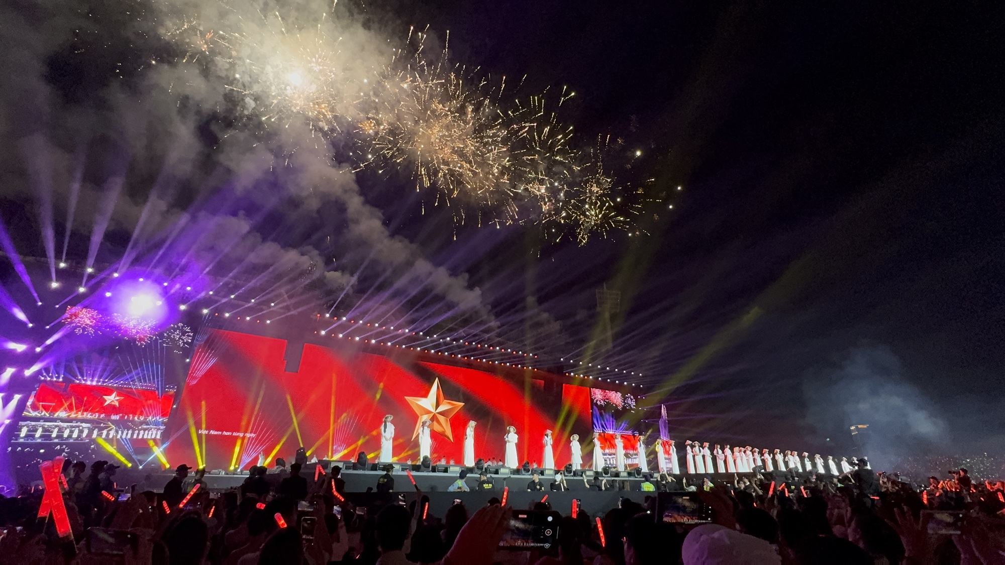Concert Em Xinh Say Hi ở Mỹ Đình: Miu Lê đứng im như tượng, mãi mới chịu hát- Ảnh 6.