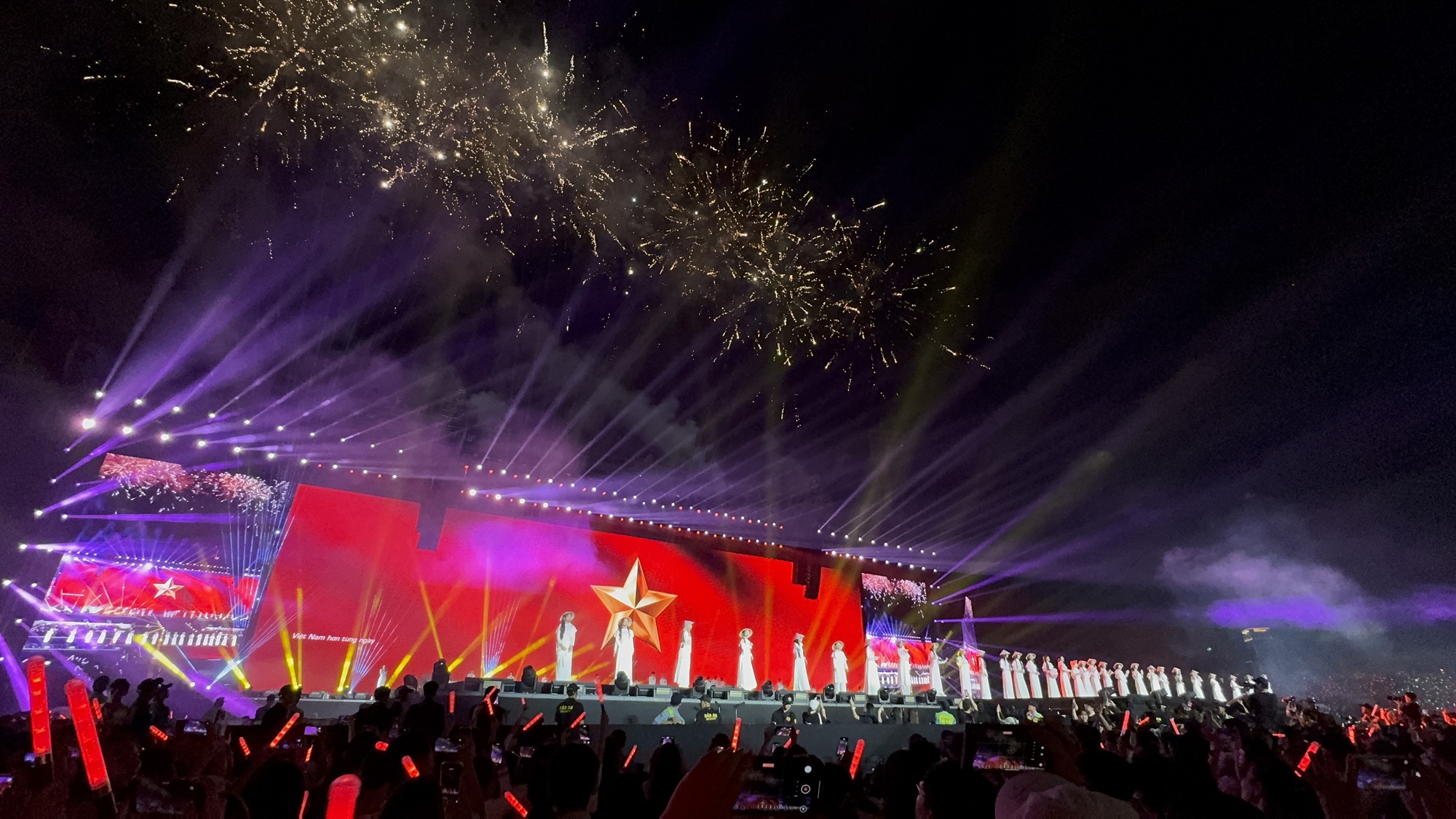 Concert Em Xinh Say Hi ở Mỹ Đình: Miu Lê đứng im như tượng, mãi mới chịu hát- Ảnh 7.