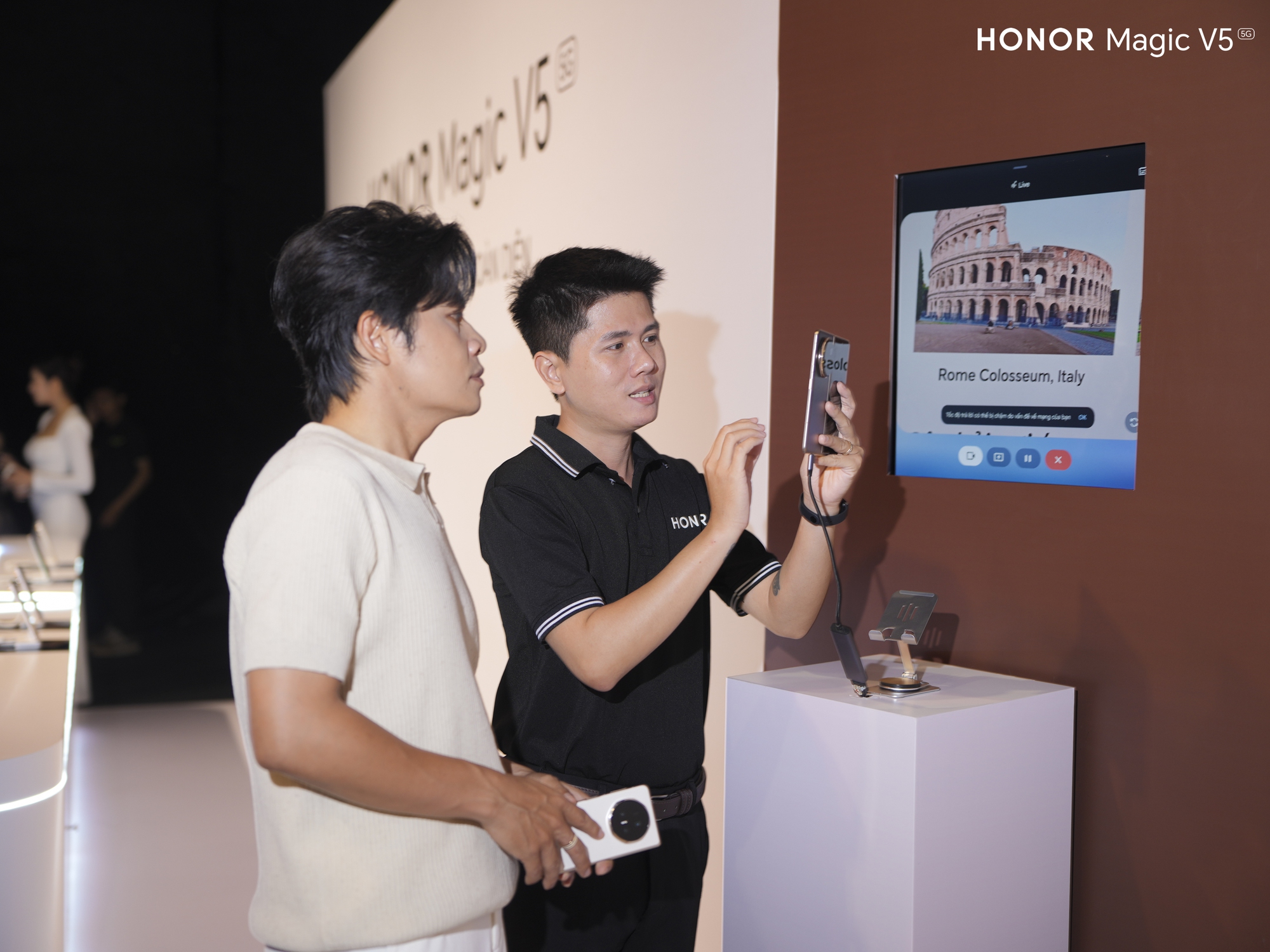 Hứa Vĩ Văn và Nhạc sĩ Nguyễn Văn Chung tại sự kiện ra mắt smartphone gập mỏng nhất thế giới- Ảnh 2.
