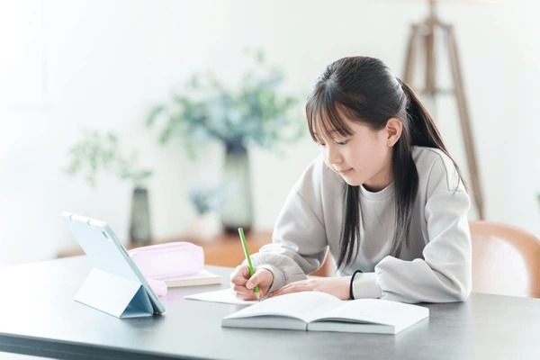 Nhìn những học sinh đỗ ĐH top 1, phát hiện ra: Đa phần trẻ thành công bắt nguồn từ 3 hành động "lạnh lùng" này của bố mẹ- Ảnh 3.