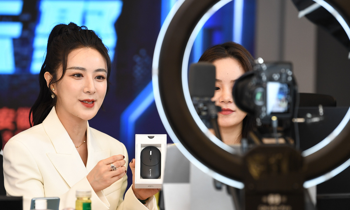 Hoàng Hường và hiện tượng "thần tượng livestream"- Ảnh 7.