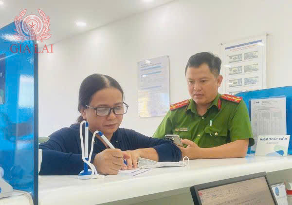 Tài khoản nhận 5 tỉ đồng, người phụ nữ vội báo công an- Ảnh 1.