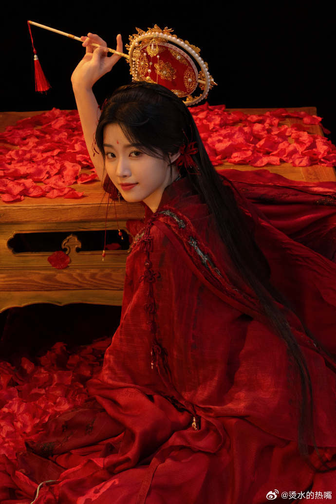 Hồ ly đỏ bước ra từ truyền thuyết đẹp chấn động: Visual ma mị sốc chưa từng thấy, ai chê xem lại gu thẩm mỹ- Ảnh 2.