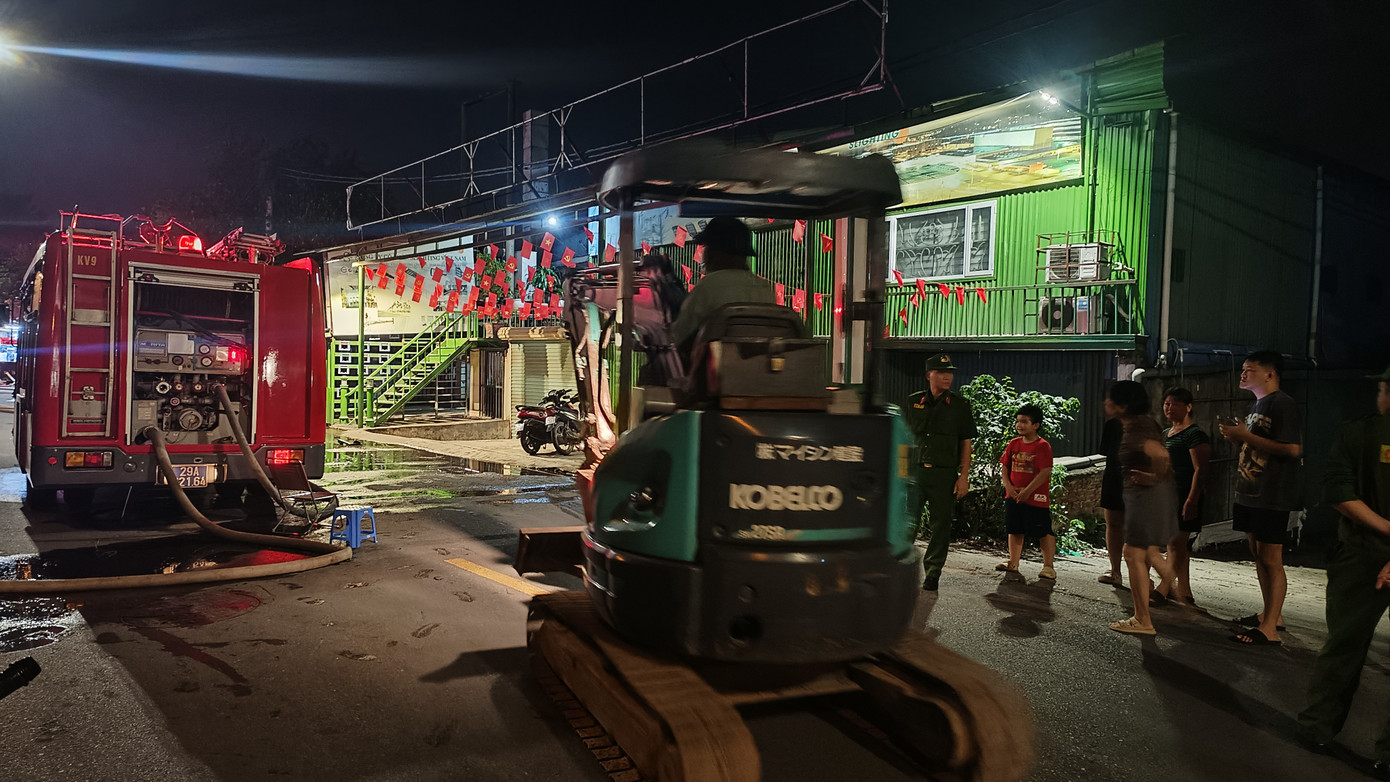 Hà Nội: Cháy lớn tại nhà xưởng trên đường Nguyễn Khoái- Ảnh 1.