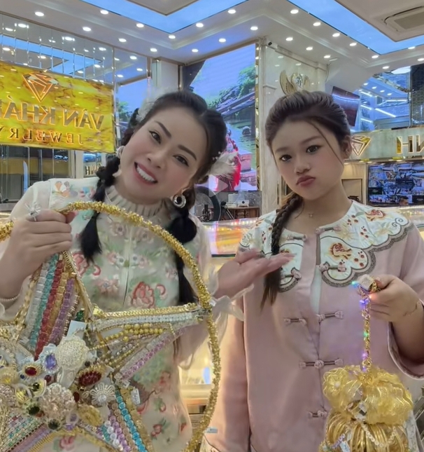 Vũ trụ con nhà giàu miền Tây “đem vàng của bố mẹ lên mạng bán”- Ảnh 9.