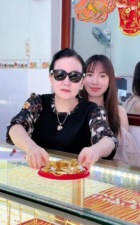 Vũ trụ con nhà giàu miền Tây “đem vàng của bố mẹ lên mạng bán”- Ảnh 11.