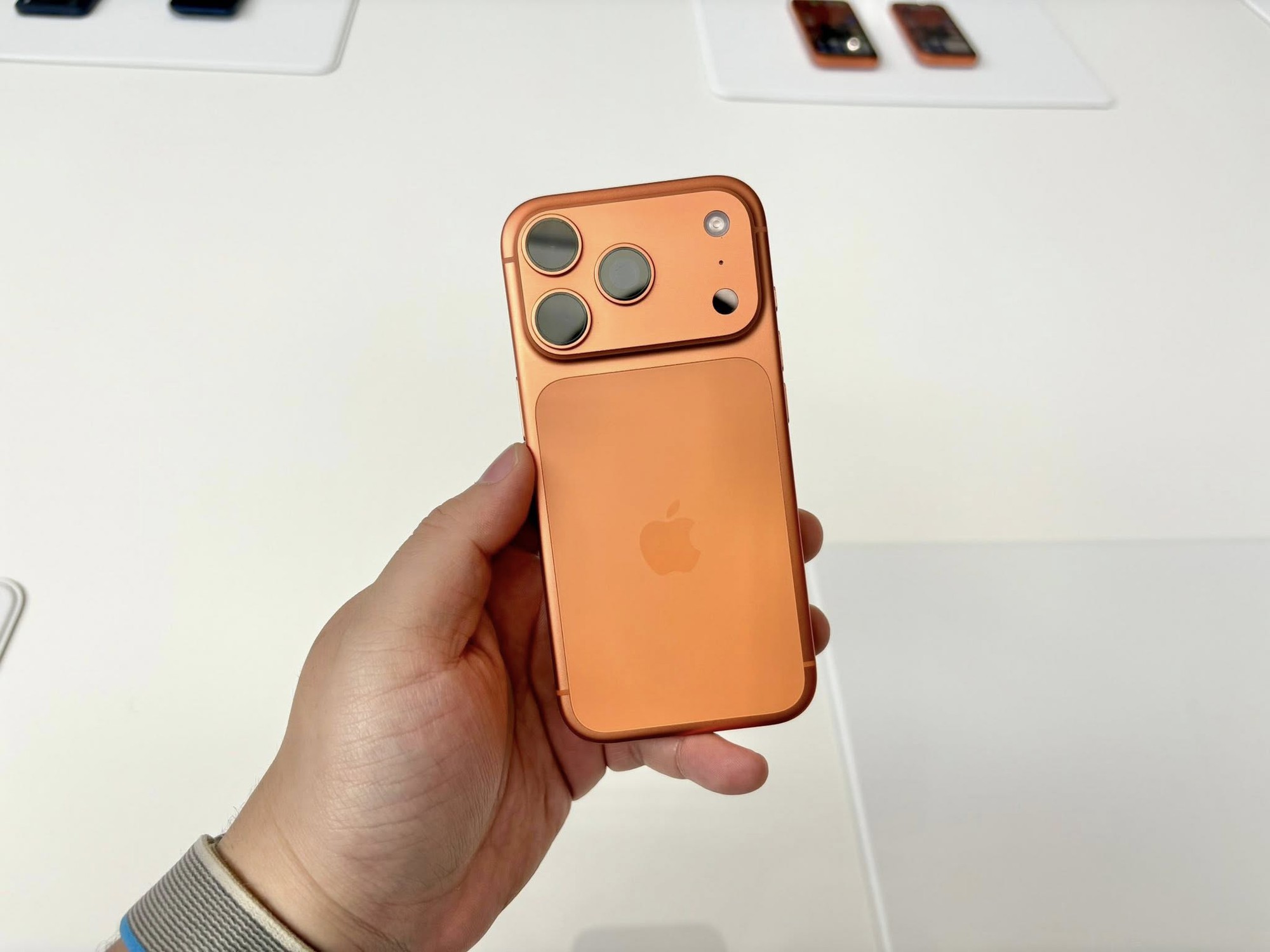 Nếu phát hiện lỗi trên iPhone, liên hệ ngay Apple "lãnh thưởng" 50 tỷ- Ảnh 2.