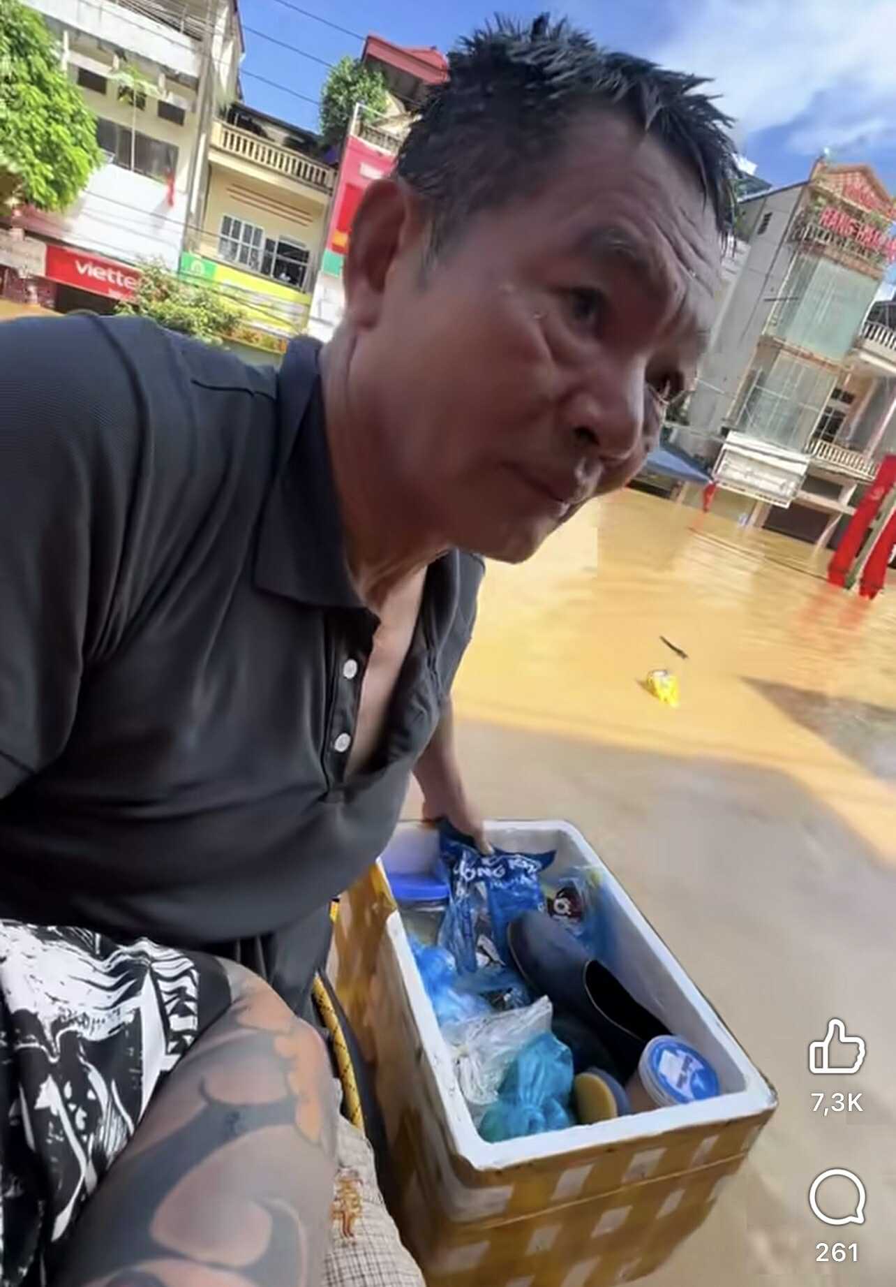Cha già bơi 4 tiếng vào tiếp tế cho con gái ở Thái Nguyên: Thấy con như vậy, bố mẹ nào ngồi yên được- Ảnh 1.