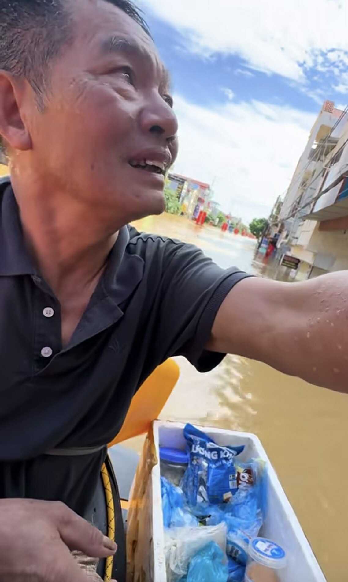 Cha già bơi 4 tiếng vào tiếp tế cho con gái ở Thái Nguyên: Thấy con như vậy, bố mẹ nào ngồi yên được- Ảnh 2.